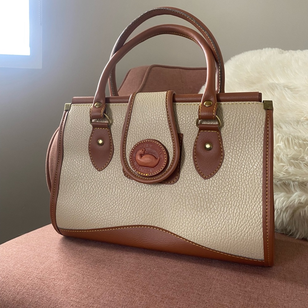 Dooney and Bourke beautiful hand bag
